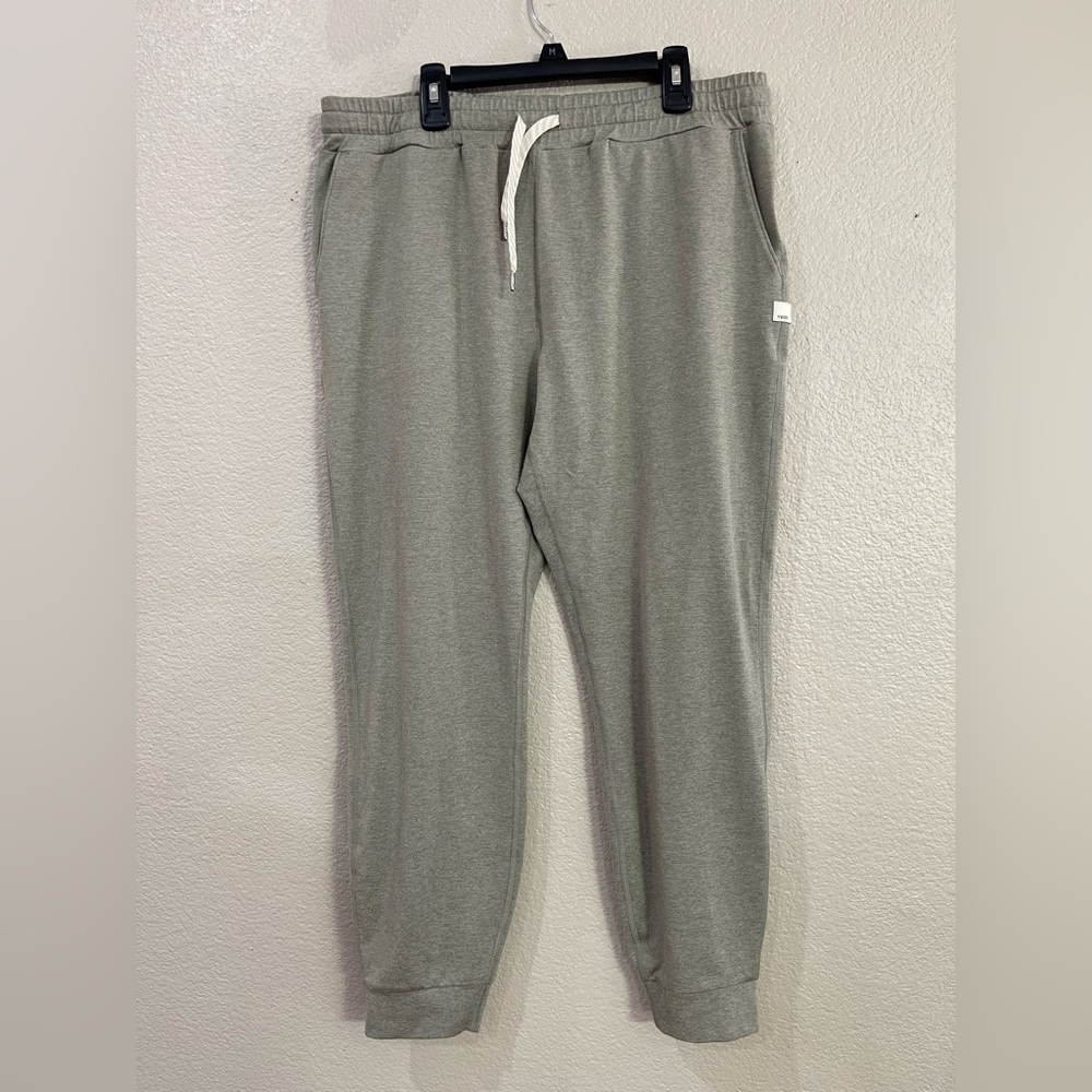 Vuori performance jogger light sage green Vw303